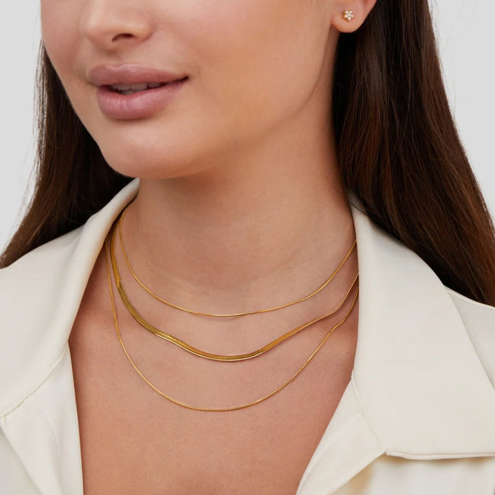 Collar de cadena dorada multicapa