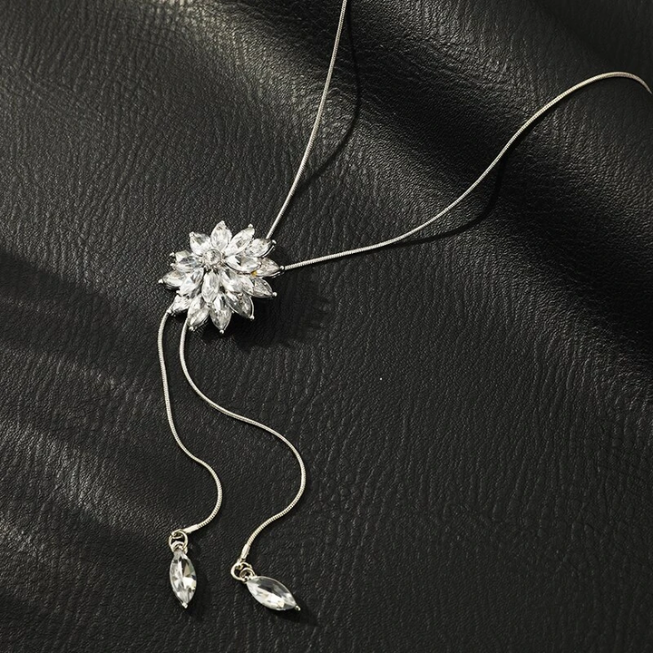 Collar de cristal plateado