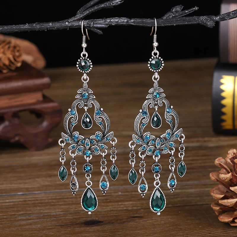 Pendientes con pompones y cristales azules