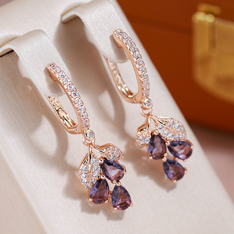 Elegantes pendientes con cristales de granada en oro