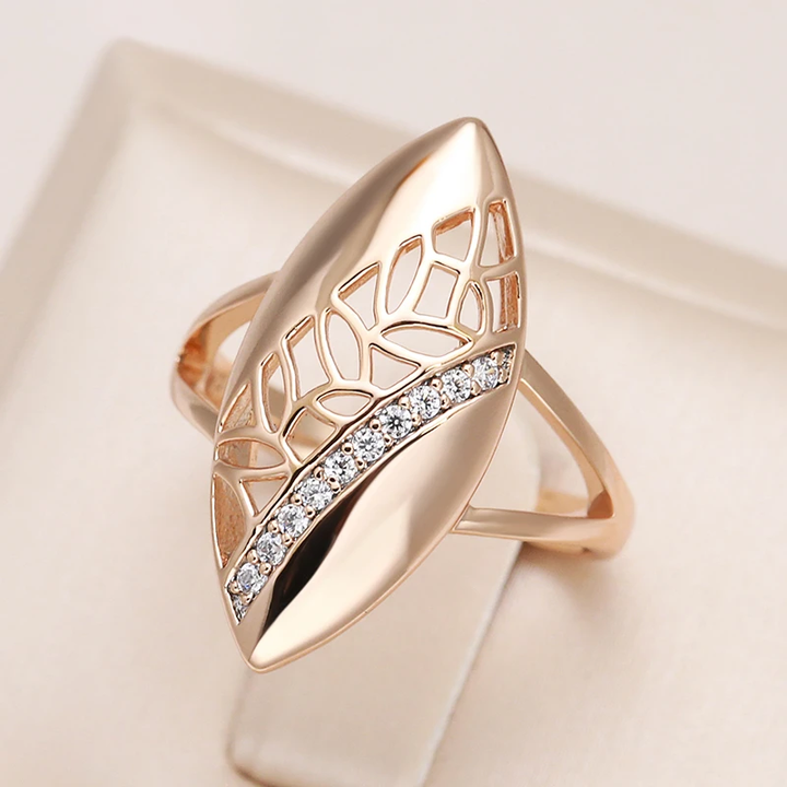 Anillo Elegante Brillante con Punta Doble en Oro