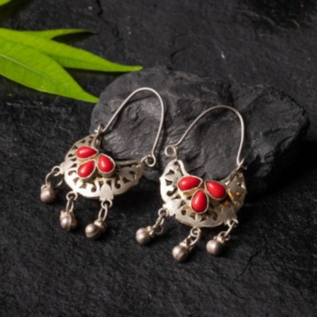Pendientes vintage con piedra roja