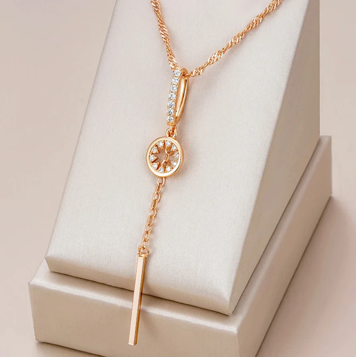 Elegante collar de cristal redondeado en oro