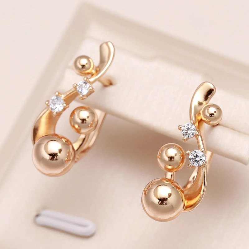 Elegantes pendientes redondos dorados con circonita