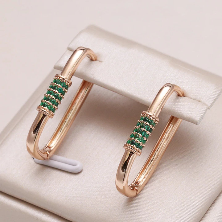 Elegantes pendientes pequeños con circonita verde