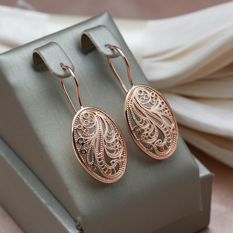 Elegantes y brillantes pendientes de oro
