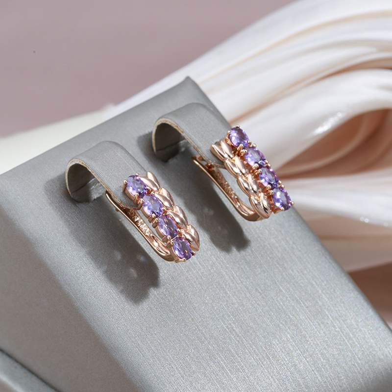 Elegantes y brillantes pendientes con circonitas cúbicas doradas y moradas