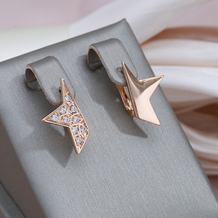 Elegantes pendientes en forma de estrella brillantes en oro y circonitas