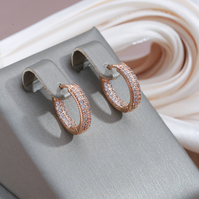 Elegantes y brillantes pendientes de oro y circonitas cúbicas