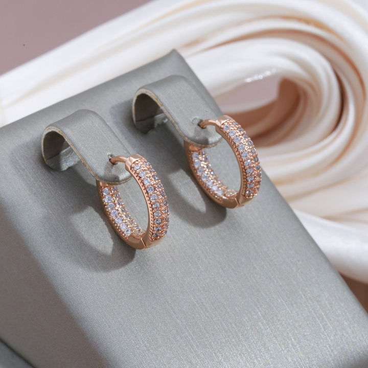Elegantes y brillantes pendientes de oro y circonitas cúbicas