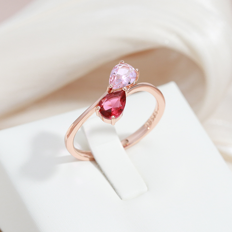 Anillo Elegante con Cristal Rojo en Oro