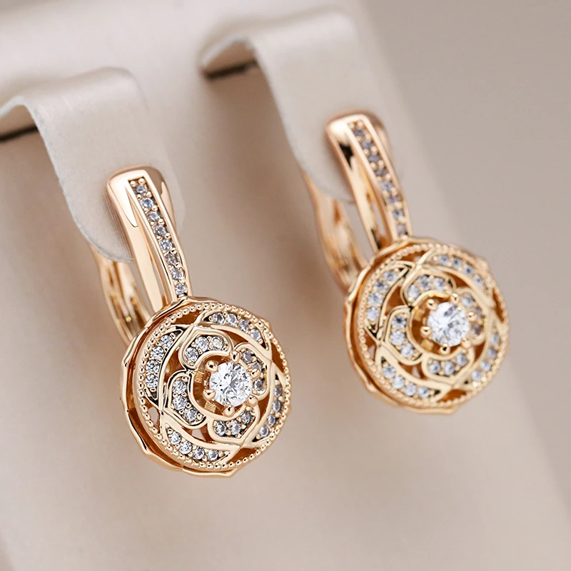 Elegantes pendientes redondos de circonita y oro