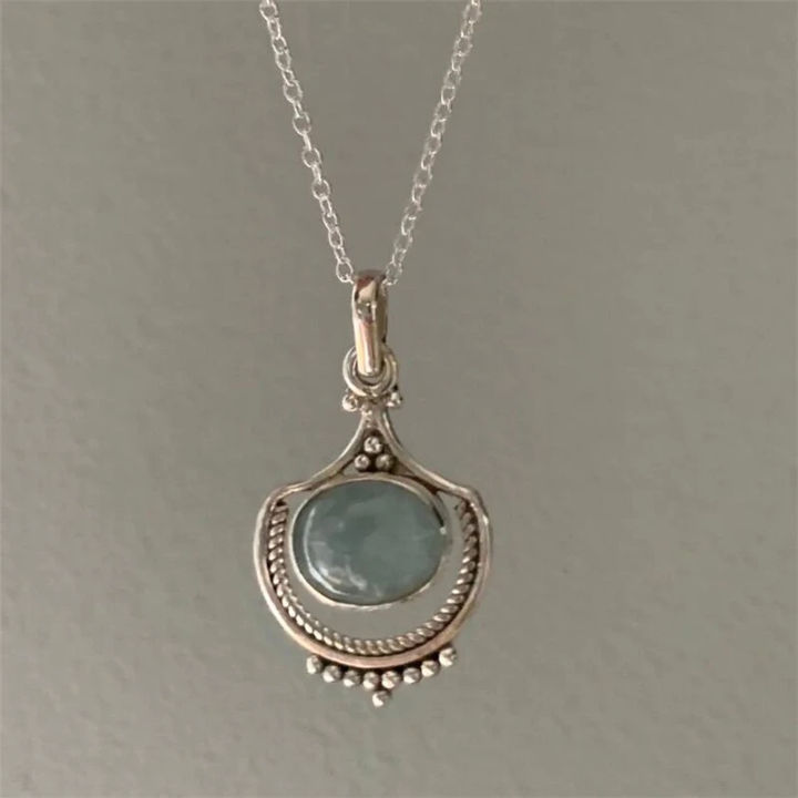 Collar vintage con piedra verde