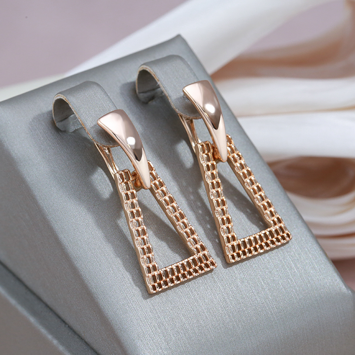 Elegantes pendientes de oro hueco