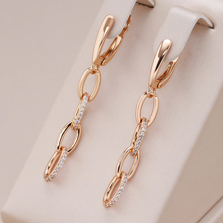 Elegantes pendientes con brillantes cadenas de oro