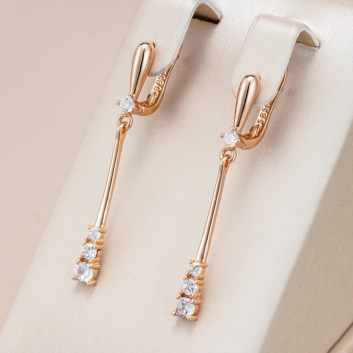 Elegantes pendientes con circonitas chapados en oro