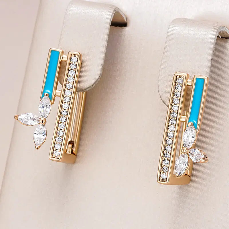 Elegantes pendientes con esmalte azul y circonita en dorado