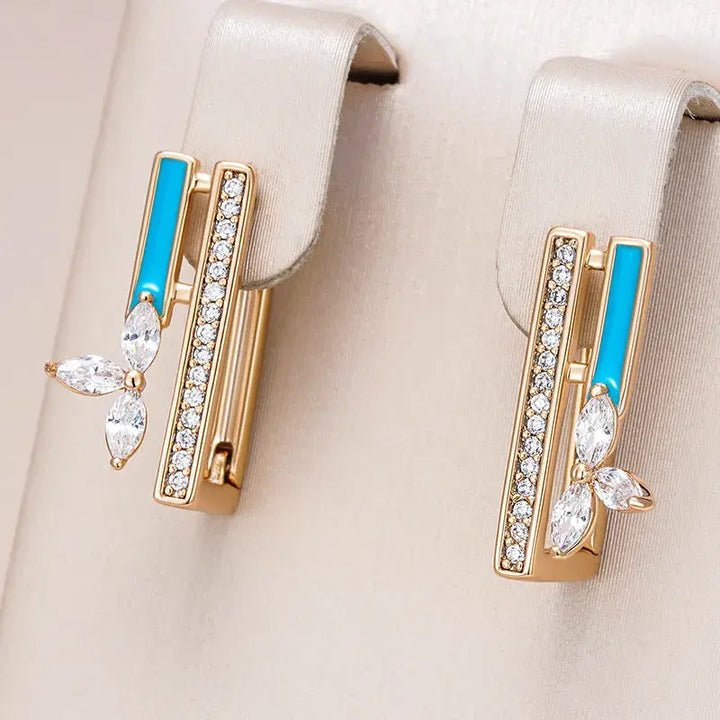 Elegantes pendientes con esmalte azul y circonita en dorado