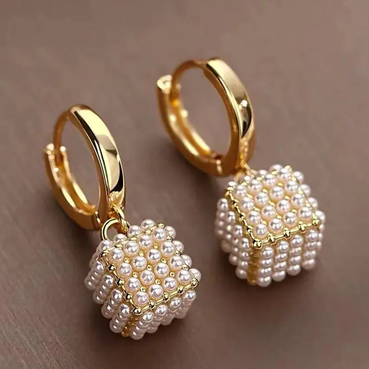 Elegantes pendientes con perlas cúbicas