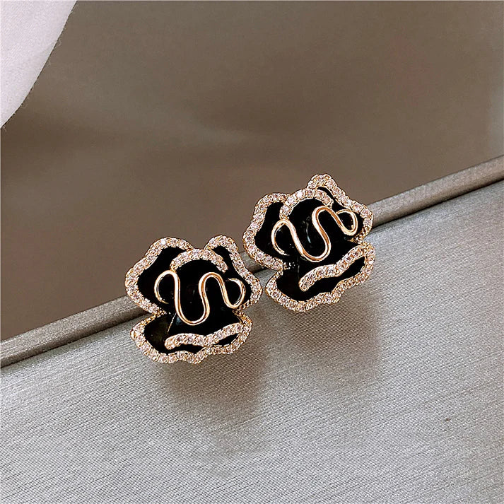 Elegantes pendientes Black Lotus en oro