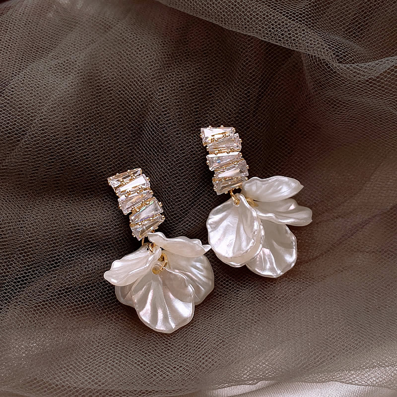 Pendientes Elegantes de Pétalos Dorados en Blanco