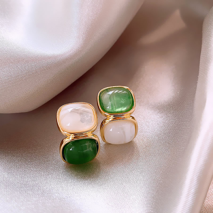 Elegantes pendientes con piedras blancas y verdes en oro