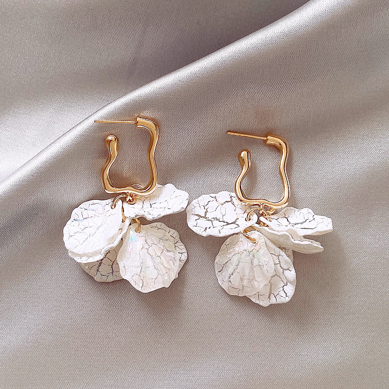 Pendientes Elegantes con Pétalos Blancos