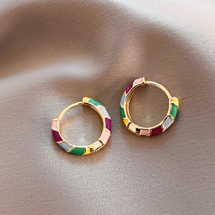 Pendientes dorados chic en esmalte