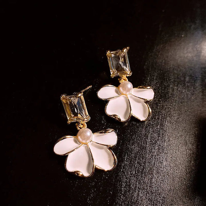 Pendientes de perlas con pétalo blanco