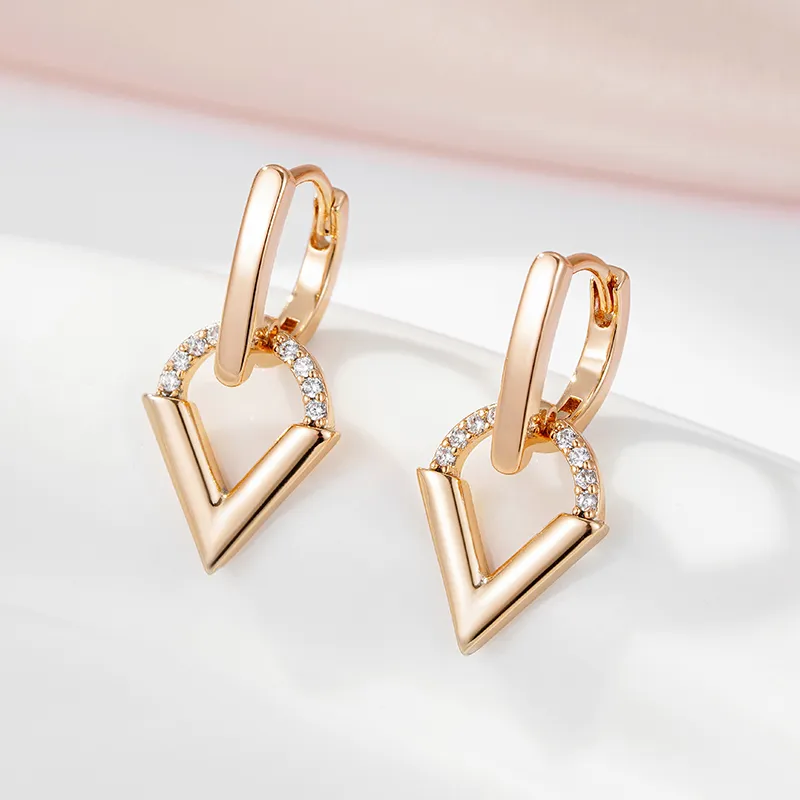 Elegantes pendientes dorados en forma de triángulo