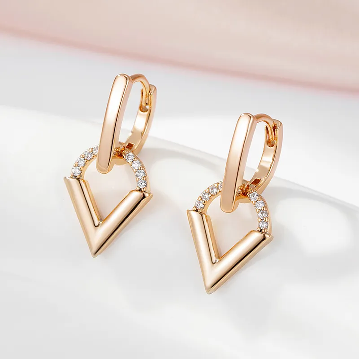 Elegantes pendientes dorados en forma de triángulo
