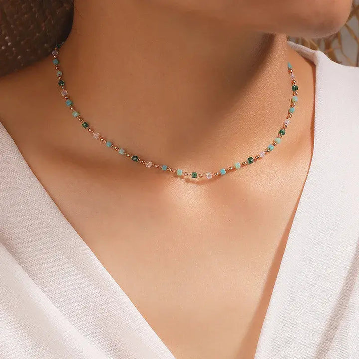 Collar con piedras multicolores bañadas en oro