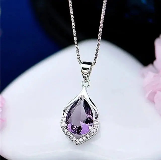 Elegante collar con cristal morado