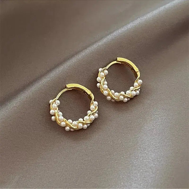 Elegantes pendientes de perlas redondas