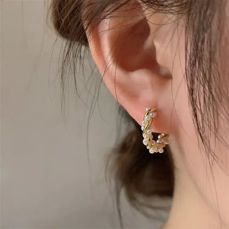 Elegantes pendientes de perlas redondas