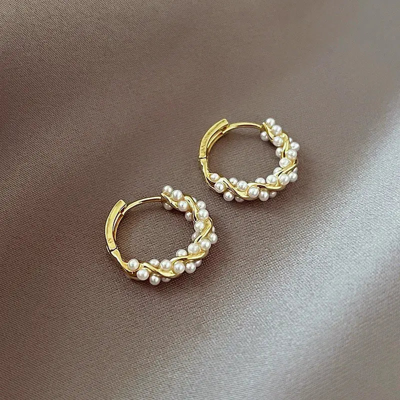 Elegantes pendientes de perlas redondas