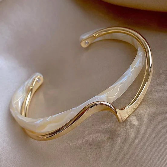 Pulsera Elegante de Ópalo Blanco con Oro