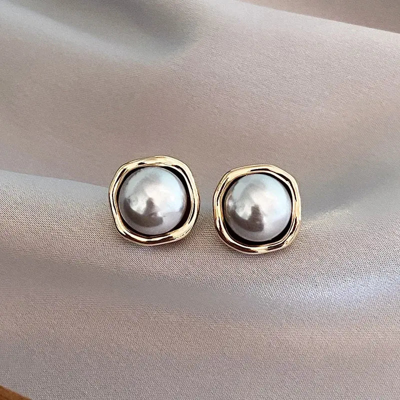 Elegantes pendientes de perlas negras