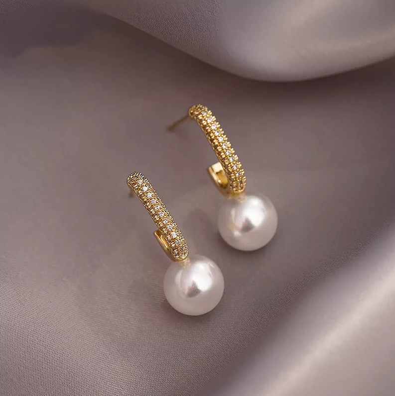Pendientes Elegantes de Perlas Doradas Brillantes