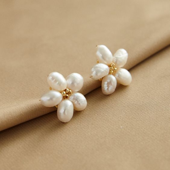 Pendientes de Perlas Elegantes con Pétalos Blancos