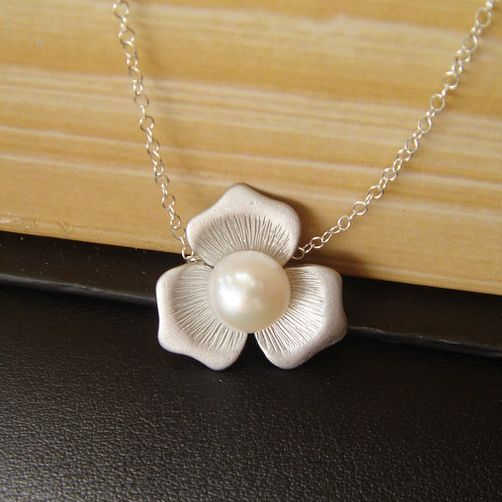 Elegante collar con flores de perlas blancas