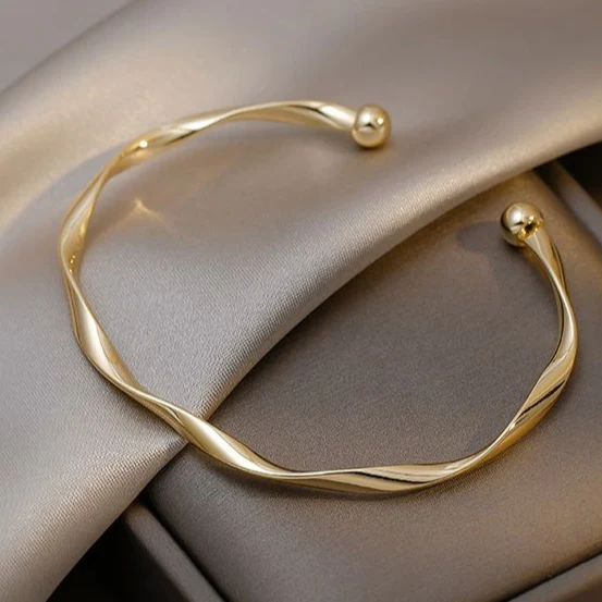 Brazalete Abierto Elegante de Oro