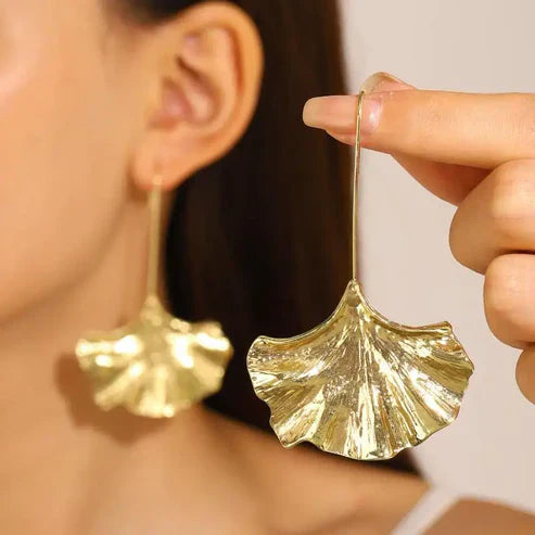 Pendientes vintage con pétalos dorados