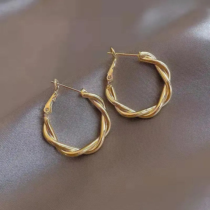 Elegantes pendientes dorados con nudo