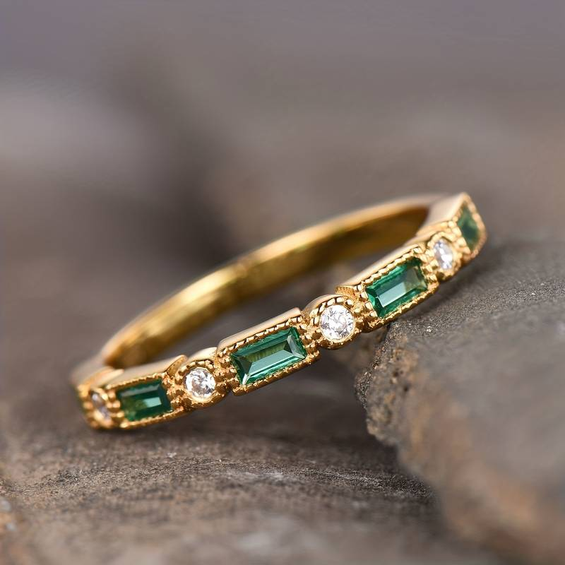 Anillo de Oro con Incrustaciones de Circonita Verde