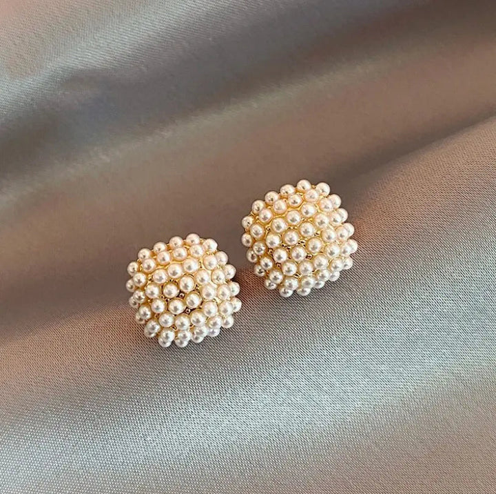 Elegantes pendientes de oro con perlas incrustadas