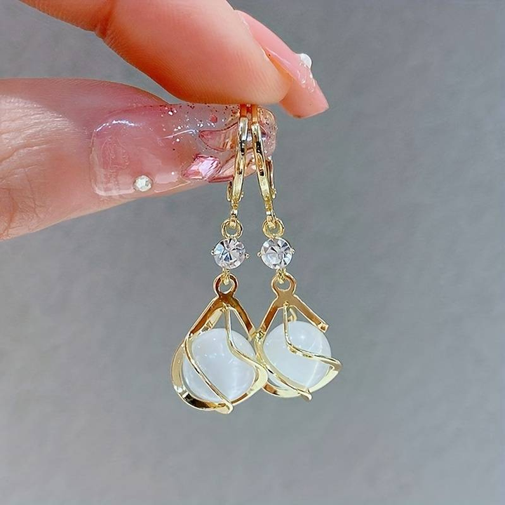 Pendientes dorados con ópalo blanco vintage