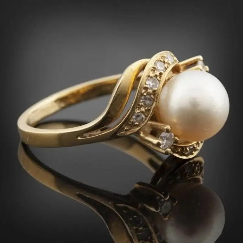 Elegante anillo con perla y oro brillante