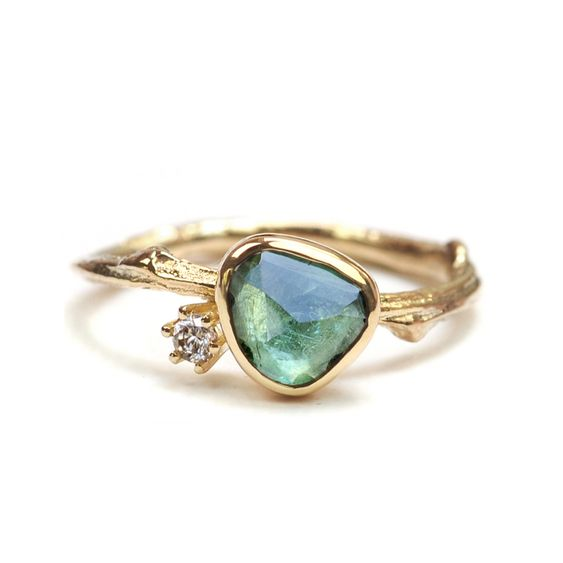 Anillo vintage de oro con piedra azul