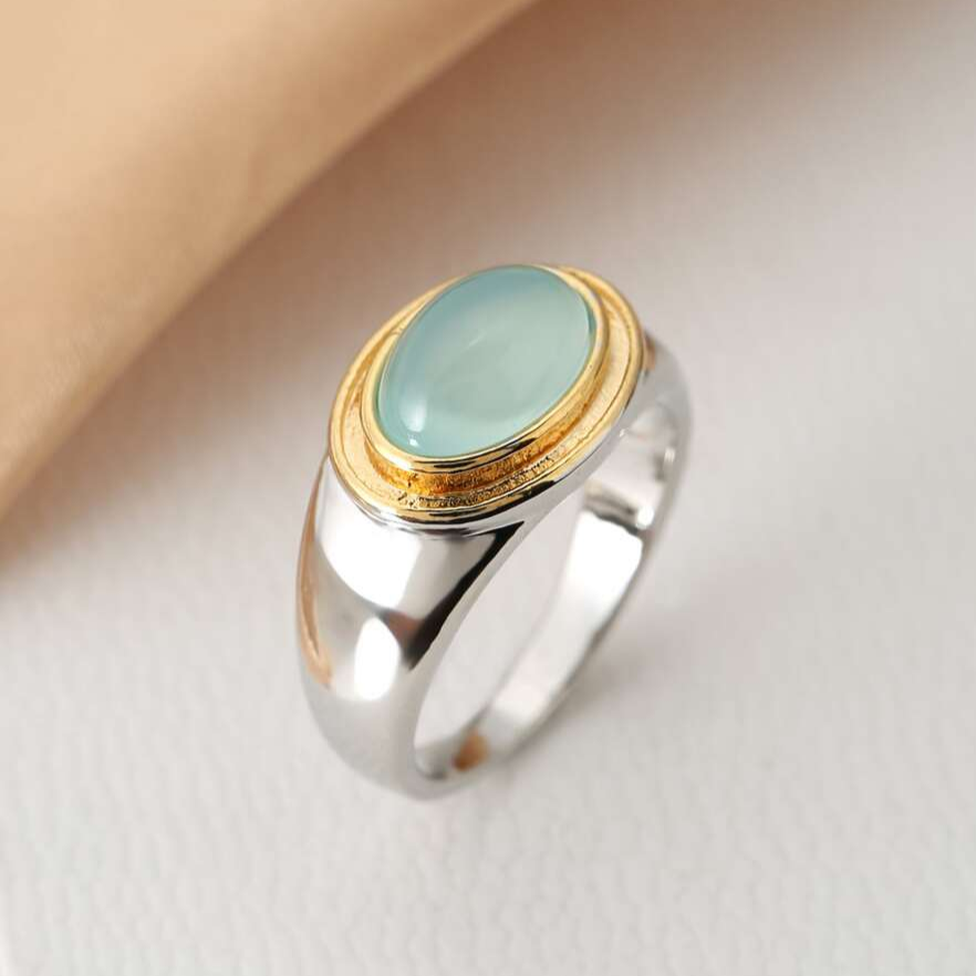 Anillo vintage con piedra lunar verde